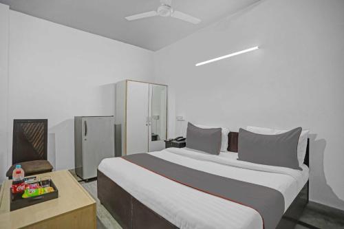 a bedroom with a large bed and a chair at OYO Flagship Premium Villa in New Delhi