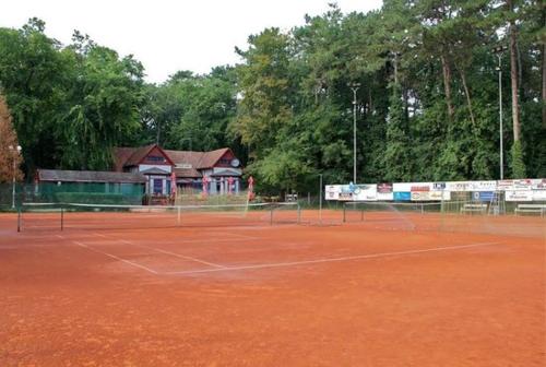 a tennis court with a tennis at Apartman Buba II in Palić