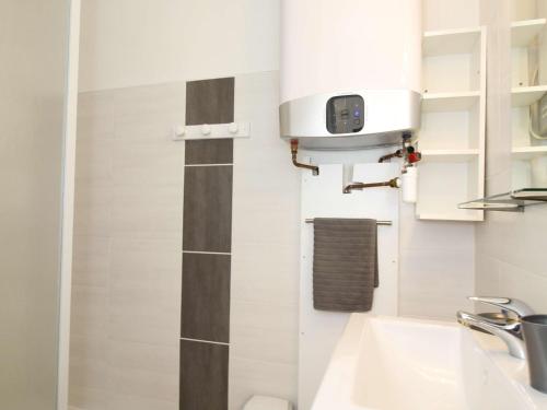 une petite salle de bain avec un lavabo et un robinet dans l'établissement Bel appartement T1 avec vue dégagée, loggia, ascenseur et wifi à Balaruc-les-Bains - FR-1-553-102, à Balaruc-les-Bains