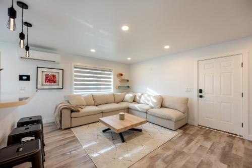 Χώρος καθιστικού στο Hip Modern, 3 Bedroom
