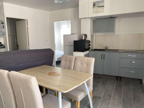 une cuisine et une salle à manger avec une table et des chaises dans l'établissement Beau T2 rénové avec balcons, climatisation et proche des Thermes - Balaruc-les-Bains - FR-1-553-115, à Balaruc-les-Bains