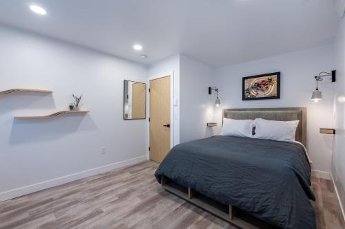 Ένα ή περισσότερα κρεβάτια σε δωμάτιο στο Hip Modern, 3 Bedroom