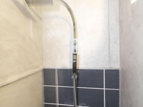 La salle de bains est pourvue d'une douche et de carrelage bleu. dans l'établissement Beau T2 rénové avec balcons, climatisation et proche des Thermes - Balaruc-les-Bains - FR-1-553-115, à Balaruc-les-Bains