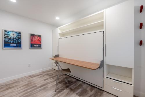Φωτογραφία από το άλμπουμ του Hip Modern, 3 Bedroom στο Τζούνο