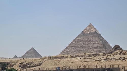 een zicht op de piramides van Giza bij pyramids light show in Caïro