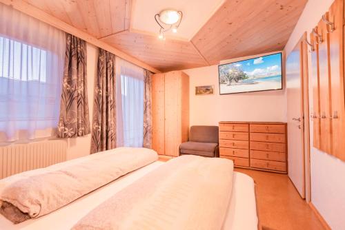 Säng eller sängar i ett rum på Ferienwohnung Ausblick Zillertal
