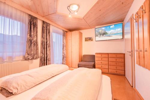 Postel nebo postele na pokoji v ubytování Ferienwohnung Ausblick Zillertal