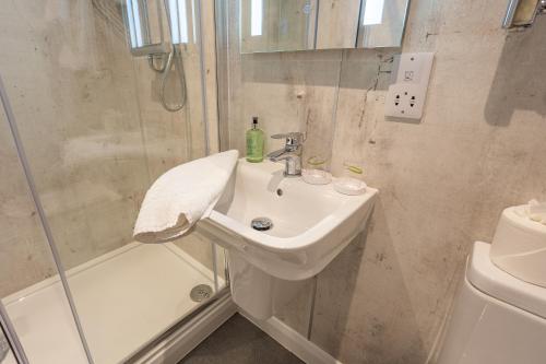 Bilik mandi di Ambleside Fell Rooms