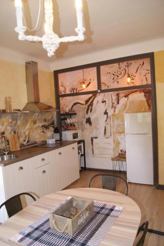 cocina con mesa frente a una cocina en Apartamento con encanto l'Estany 2, en Banyoles
