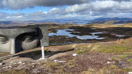 une peinture d'un visage au sommet d'une colline dans l'établissement Heimro, à Torvetjørn