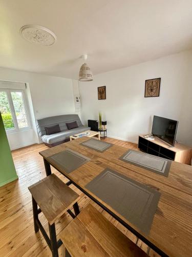 un salon avec une table et un canapé dans l'établissement Gîte de la petite tour, à Pontorson
