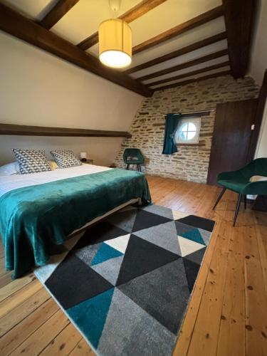 1 dormitorio con 1 cama y suelo a cuadros en Gîte de la petite tour, en Pontorson