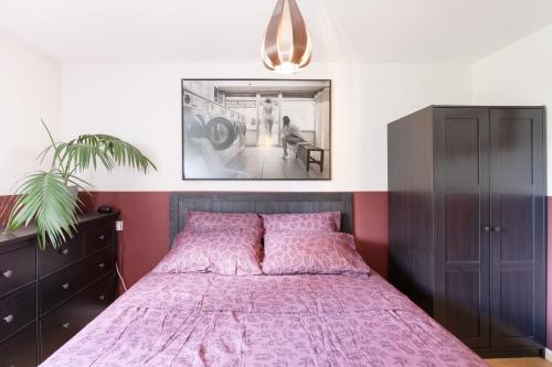 a bedroom with a large bed with a pink bedspread at 25 Percent OFF Monthly Stays, Business Family Sleeps 4, Best for Long Term Stays in London