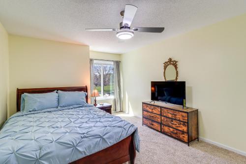 una camera con letto e TV a schermo piatto di Michigan Vacation Rental with Private Outdoor Pool! a Jackson