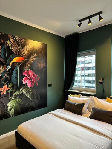 1 dormitorio con una gran pintura en la pared en Attraktives City Appartement, en Bremen