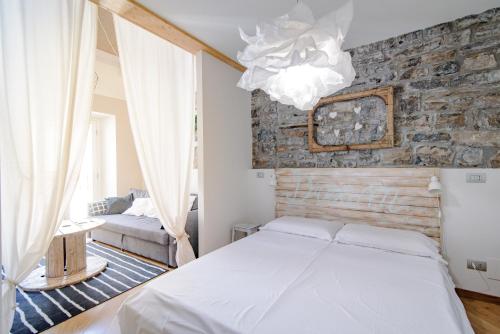 Postel nebo postele na pokoji v ubytování Gem of the Lake - Luxury Apartment Como Old Town