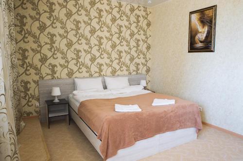 セヴェロドヴィンスクにあるVictory Hotelのベッドルーム1室(ベッド1台付)