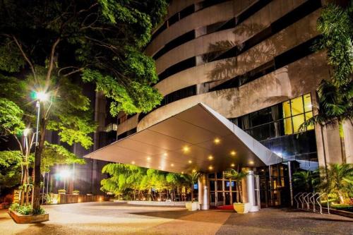 een gebouw waar 's nachts een luifel voor staat bij Flat VII - Apto dentro do Hotel - Rua Quintana in Sao Paulo