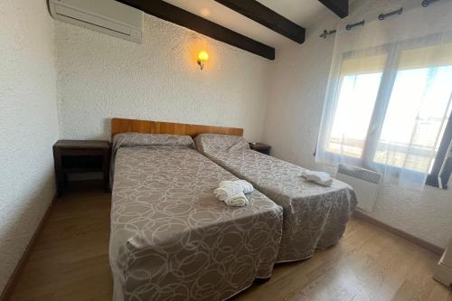 une chambre avec deux lits et une fenêtre dans l'établissement Spacious apartment with lovely terrace, à Port-la-Nouvelle