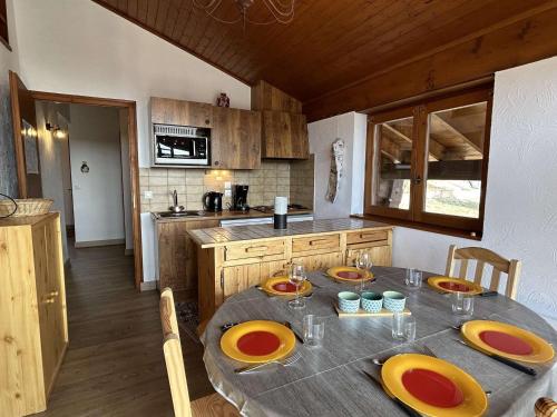 d'une cuisine avec une table recouverte de plaques jaunes. dans l'établissement Charmant T2 Mezzanine, Balcon, 6 Pers, Centre de Notre-Dame-de-Bellecombe - FR-1-595-27, à Notre-Dame-de-Bellecombe