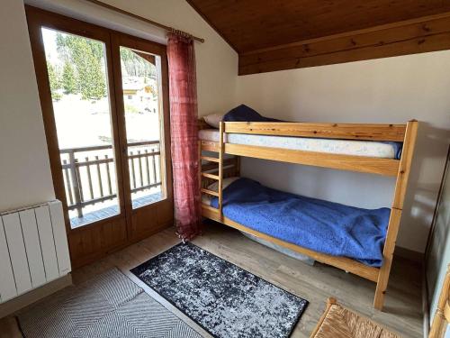 une chambre avec deux lits superposés et une fenêtre dans l'établissement Charmant T2 Mezzanine, Balcon, 6 Pers, Centre de Notre-Dame-de-Bellecombe - FR-1-595-27, à Notre-Dame-de-Bellecombe