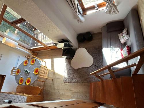vista su una camera con cucina e soffitto di Appartement Notre-Dame-de-Bellecombe, 2 pièces, 6 personnes - FR-1-595-27 a Notre-Dame-de-Bellecombe