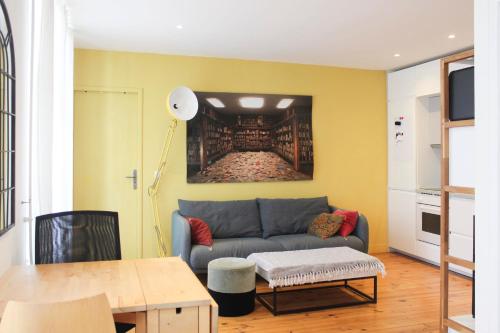 Bright 43 m love nest in Montrouge tesisinde bir oturma alanı