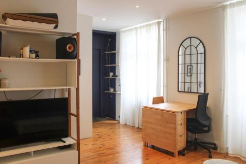 Bright 43 m love nest in Montrouge tesisinde bir televizyon ve/veya eğlence merkezi