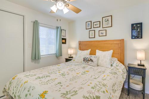 1 dormitorio con 1 cama y ventilador de techo en Quiet Escape Steps to Lake Havasu with Views and Grill, en Lake Havasu City