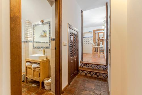 a bathroom with a sink and a mirror at Apartamento San Bartolome Albaicin in Granada