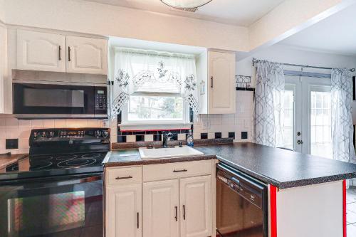 Una cocina o zona de cocina en Dover Home - 2 Mi to Delaware State University!