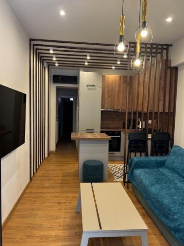 uma sala de estar com um sofá e uma mesa em Thess Comfort House A em Tessalônica