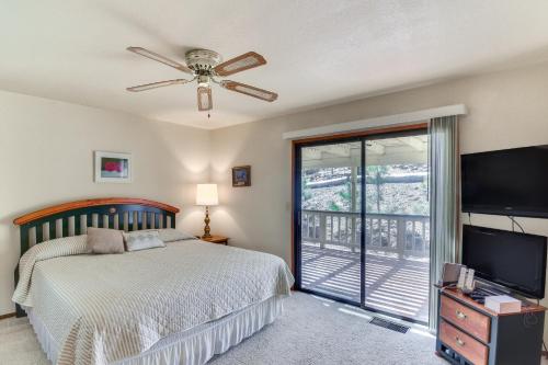 グローブランドにあるCozy Cabin in Pine Mountain Lake Near Yosemite!のベッドと薄型テレビのある寝室