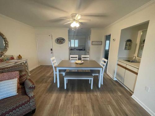 - une salle à manger et une cuisine avec une table et des chaises dans l'établissement Lighthouse Point Rental 37B, à Tybee Island