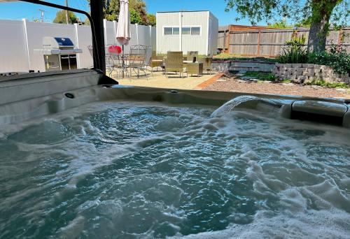 einen Whirlpool mit Wasser im Hinterhof in der Unterkunft SeaWorld Retreat: 4BR House/Jacuzzi/BBQ in San Diego