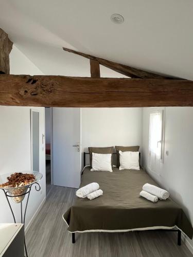 une chambre avec un lit avec deux oreillers dessus dans l'établissement Gîte du Ferrand au coeur des vignes, à Montagne