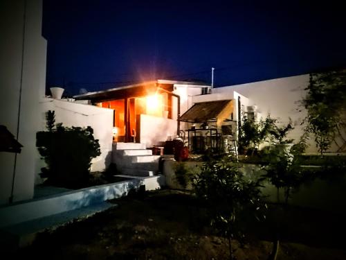 una casa con una luz en el costado de ella por la noche en Maison de compagne à 20mn du centre-ville en Mornag