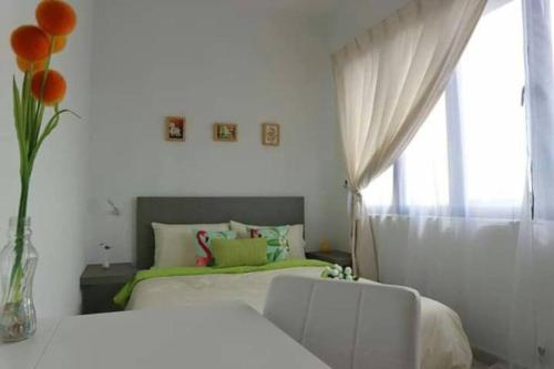 Ένα ή περισσότερα κρεβάτια σε δωμάτιο στο BbellaHomestayRiverview KBtown 2BR, Wi-Fi, washer