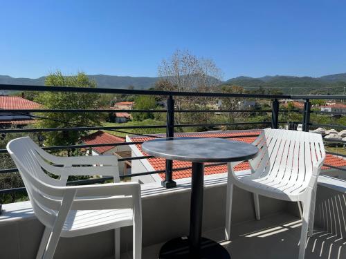 Gallery image of Four Shades Luxury Suites in Sarti