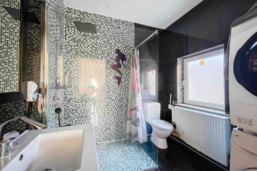 La salle de bains est pourvue de toilettes, d'un lavabo et d'une douche. dans l'établissement Charleville 39 G bruxelles-charleroi-aéroport, à Charleroi