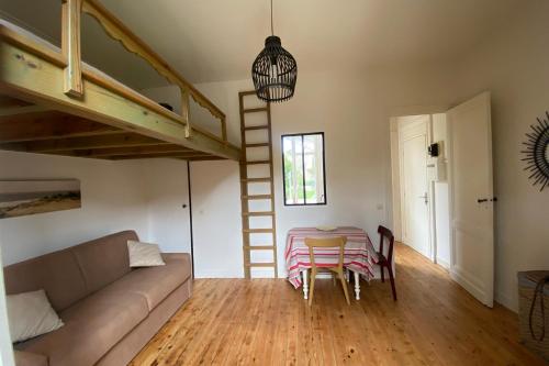 un salon avec un canapé et une table dans l'établissement Pretty cocoon with two balconies, à Arcachon