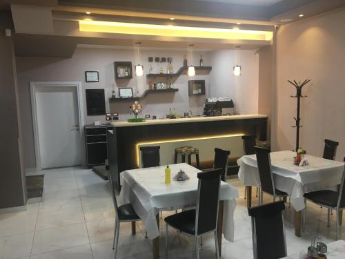 comedor con 2 mesas y chimenea en Hotel Boutique BUZI, en Berat