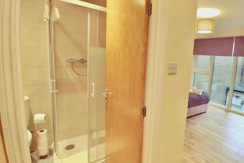Kúpeľňa v ubytovaní cambridge city centre immaculate Studio sleeps 2 - central location paradise street
