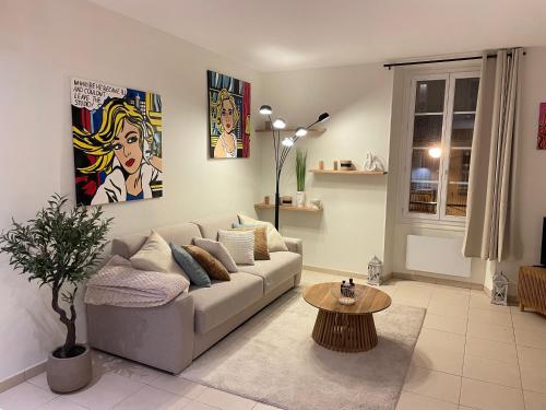 un salon avec un canapé et une table dans l'établissement Magnifique 2pc luxe place du pin le port, à Nice