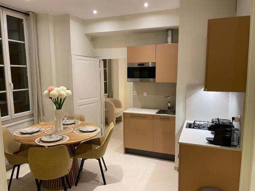 une cuisine et une salle à manger avec une table et des chaises dans l'établissement Magnifique 2pc luxe place du pin le port, à Nice