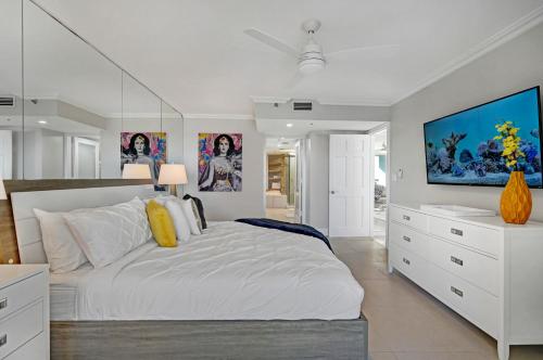 um quarto branco com uma cama grande e uma televisão em Over The Moon! Miami Skyline and Water Views! em Miami