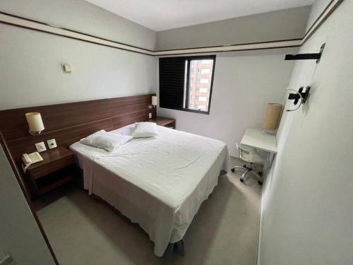 sypialnia z białym łóżkiem i umywalką w obiekcie Hotel The Time Berrini - A 200 metros do WTC w São Paulo