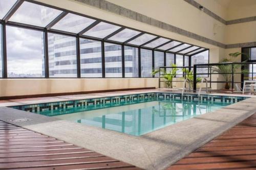 kryty basen z dużym oknem w obiekcie Hotel The Time Berrini - A 200 metros do WTC w São Paulo