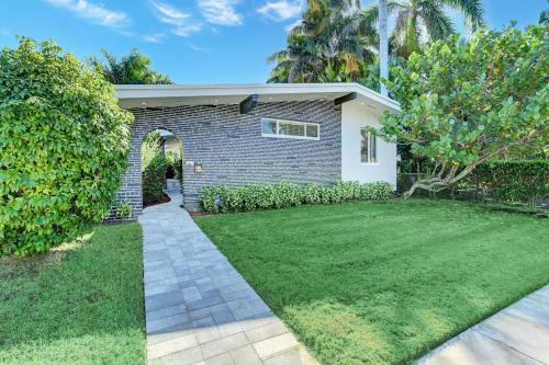 Zahrada ubytování Walk to Beach Luxury 4BR & 4BA Villa Hollywood Lakes
