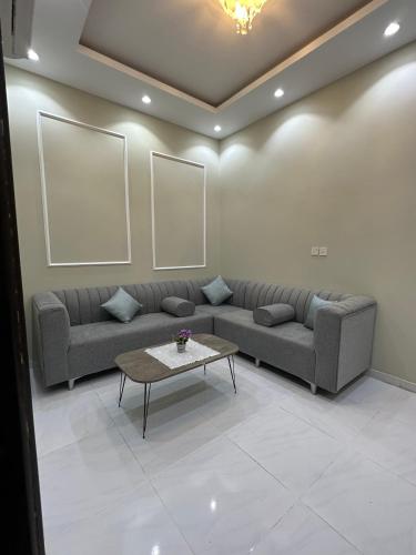 sala de estar con sofá y mesa de centro en شاليهات السلطان - العلا en Al Ula